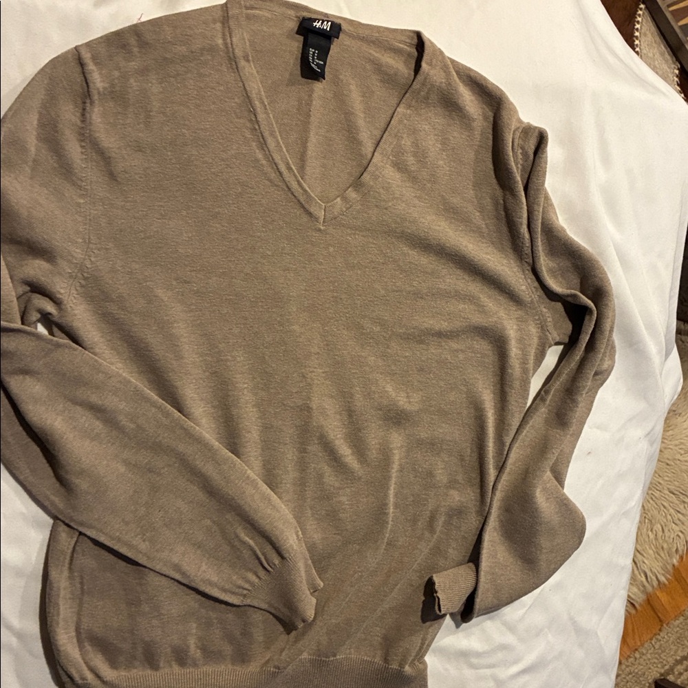 H&M Tan Plain Sweater Women’s Medium Beige V-Neck Sweater No Pilling or Snags
